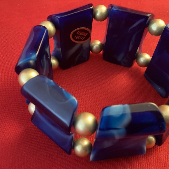 Vintage blue lucite stretch bracelet - Picture 3 of 5